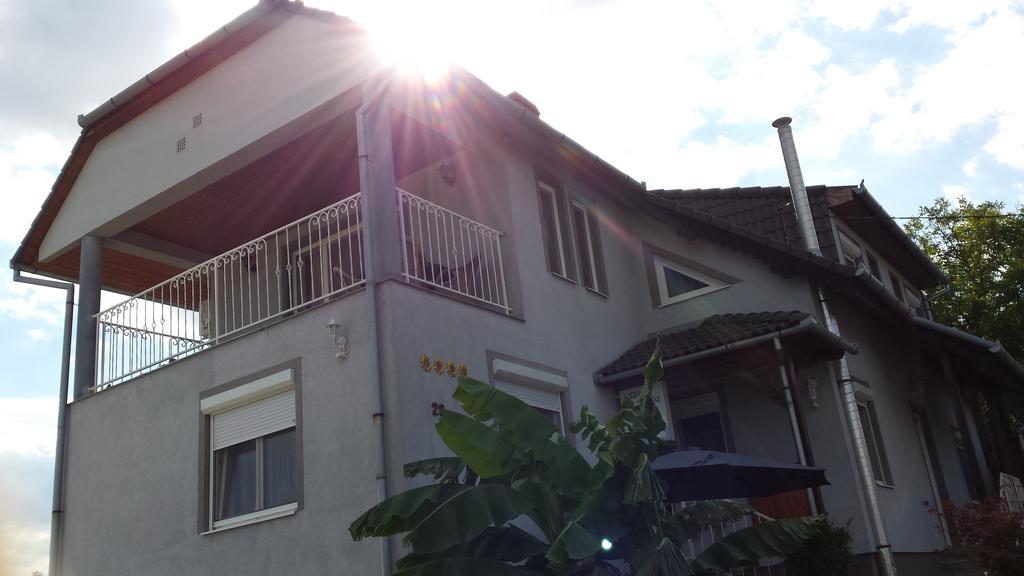 Szabo Vendeghaz Hotel วิลานี ภายนอก รูปภาพ