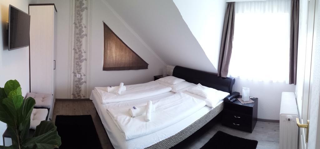 Szabo Vendeghaz Hotel วิลานี ภายนอก รูปภาพ